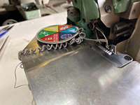 Machine à coudre industrielle Merrow surjeteuse d'occasion en bon état pour la finition des emblèmes