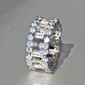 Anello Geometrico Cavo con Zirconi per Donne, Gioiello di Design Scintillante e Alla Moda - Product Image 5
