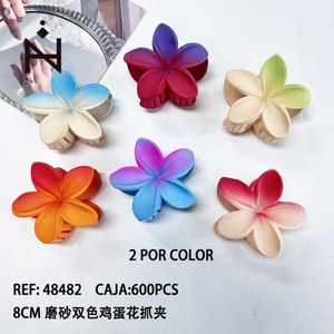 Fermaglio per capelli a forma di fiore di frangipani bicolore satinato da 8 cm per donna - Product Image 1