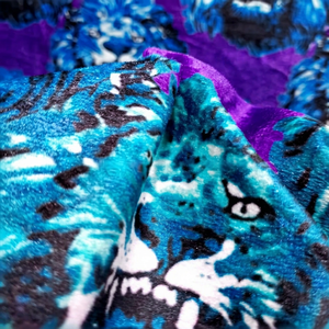 Tela Azul Púrpura con Diseño de León ISI Ago |   Tela de Terciopelo con Estampado de Animales Africanos de Lujo para Prendas Tradicionales - Product Image 1