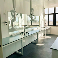Table de laboratoire moderne en acier inoxydable résistant à la corrosion avec revêtement époxy, tiroirs et couleur personnalisée