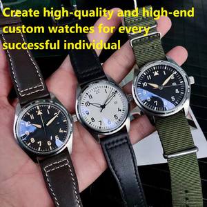 Nuevo Producto: Reloj Mecánico para Hombre con un Toque Retro Debajo de un Diseño Sencillo y Profesional - Product Image 3