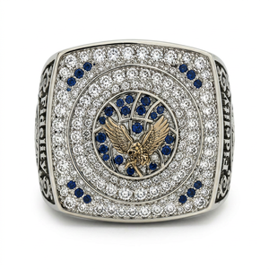 Bague Cocktail Aigle pour Homme en Acier Inoxydable Plaqué Or 18K avec Zircon Cubique Sertie Pavé – Bague de Champion Glamour - Product Image 1