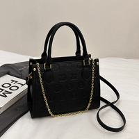 Conçu par un concepteur luxueux. Sac fourre-tout carré en PU. 2025 Nouveau style avec décoration de chaine.2358
