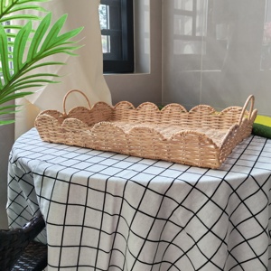 Plateau <span class=keywords><strong>rectangulaire</strong></span> avec bord ondulé, esthétique rustique, plateau de service <span class=keywords><strong>en</strong></span> rotin pour aliments et boissons, paniers de rangement élégants pour la maison - Product Image 1