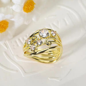 Anello da Cocktail Q911 per Donna in Oro Giallo con Moissanite Taglio Brillante Rotondo, Montatura a Griffe, Design a Fiore, Anello di Fidanzamento - Product Image 3