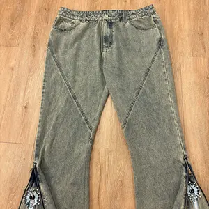 Topshow Jeans in DENIM personalizzato ricamato Streetwear impilati Jeans larghi con Zip laterale svasati Jeans per uomo