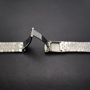Accessori per l'assemblaggio di orologi: Cinturino in PVC con charm 'Log Five Baht/Ball' e chiusura deployante da 20mm - Product Image 3