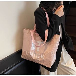 Sac fourre-tout en toile laminée au design exclusif avec protection UV et propriétés anti-décoloration pour les vacances à la plage - Product Image 6