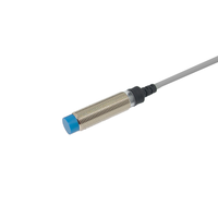 Capteur de proximité étanche IP67 M12, portée de détection 4 mm, type inductif 24 VDC avec sortie PNP pour la détection des métaux