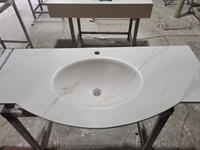 Comptoir de salle de bain minimaliste personnalisé en dalle de roche, courbé à chaud, intégré et sans joint, avec évier et support de robinet monotrou pour la maison