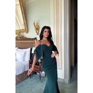 Robe de soirée longue Aella verte, col ras du cou, taille empire, drapée à plusieurs niveaux, ornée de strass, longueur ras du sol, pour soirée - Product Image 3