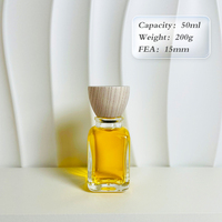Bouteille de parfum de cube carré de prix bas d'usine 30ml 50ml 100ml bouteilles en verre de parfum de parfum de jet clair avec le chapeau en bois