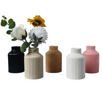 Vase à fleurs en céramique côtelée de style nordique moderne, vase à bourgeons cannelé minimaliste pour la décoration intérieure, petits vases décoratifs en porcelaine en gros