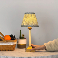 Lampe de table LED moderne au design nordique, en tissu et fer de haute qualité, pour chambre à coucher et salon, fonctionnant sur piles, avec abat-jour en métal
