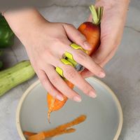 Nieuwe, handige, slimme keukenhulp voor thuis: plastic en roestvrijstalen dubbele vinger fruit- en groenteschiller voor aardappelen en groenten
