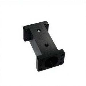 Soporte de Montaje de Aluminio Mecanizado por CNC con Orificio Cuadrado y Orificios para Tornillos para Aplicaciones de Fresado - Product Image 6