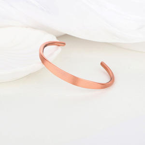 Bracelet ouvert en cuivre pur à 99,99 % biomagnétique pour soulager la douleur, gravé sur mesure avec un nom ou un logo, surface lisse, réglable, à porter tous les jours - Product Image 1