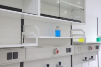 Meuble de laboratoire médical moderne en acier pour usage clinique-pour les écoles, les hôpitaux et les postes de travail avec bancs latéraux