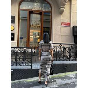 Conjunto de Dos Piezas para Mujer en Beige, Blusa de Encaje y Malla con Falda con Abertura, Tallas 2XL, 3XL, 4XL - Product Image 3