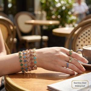 Ensemble de <span class=keywords><strong>bijoux</strong></span> trèfle <span class=keywords><strong>en</strong></span> pierres précieuses colorées de style luxueux, <span class=keywords><strong>en</strong></span> acier inoxydable de haute qualité, <span class=keywords><strong>pour</strong></span> grossistes avec inspection de contrôle qualité professionnelle - Product Image 2