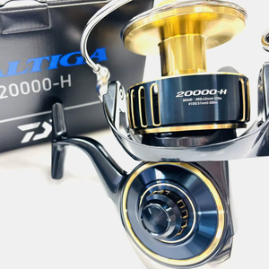 Moulinet spinning Daiwa Saltiga 20000-H, rapport de transfert 5.81, 8 roulements, pour droitier, 600g, système d'oscillation amélioré, anti-retour. - Product Image 1