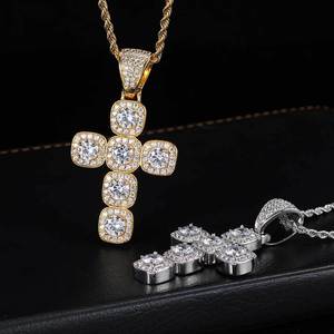 Pendentifs croix en moissanite baguette grande taille personnalisés, sertis à griffes en argent 925, style streetwear urbain robuste, pour hommes, avec chaînes de rappeur 'Iced Out' - Product Image 4