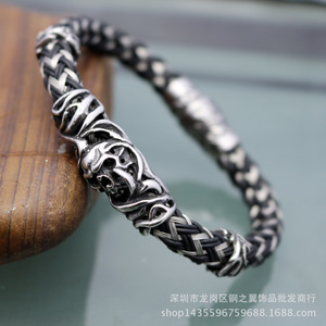 ยูนิคสร้อยข้อมือเหล็กไทเทเนียม สายหนังสีดำ ตัวล็อคแม่เหล็ก ดีไซน์โลหะโบราณ เครื่องประดับของขวัญ - Product Image 5