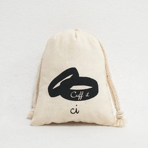 Sacs à cordon pliables en toile de coton beige au design personnalisé avec motif lettres et logo sérigraphié de taille moyenne - Product Image 5