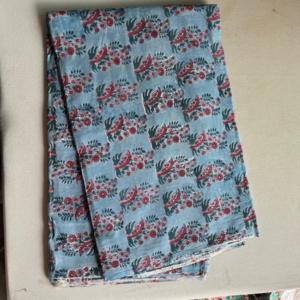 Tela Ligera de Algodón Peinado Puro, Estampada a Mano, con Diseño Floral Azul Buti, Estilo Boho, Textil Indio Hecho a Mano para Prendas - Product Image 1