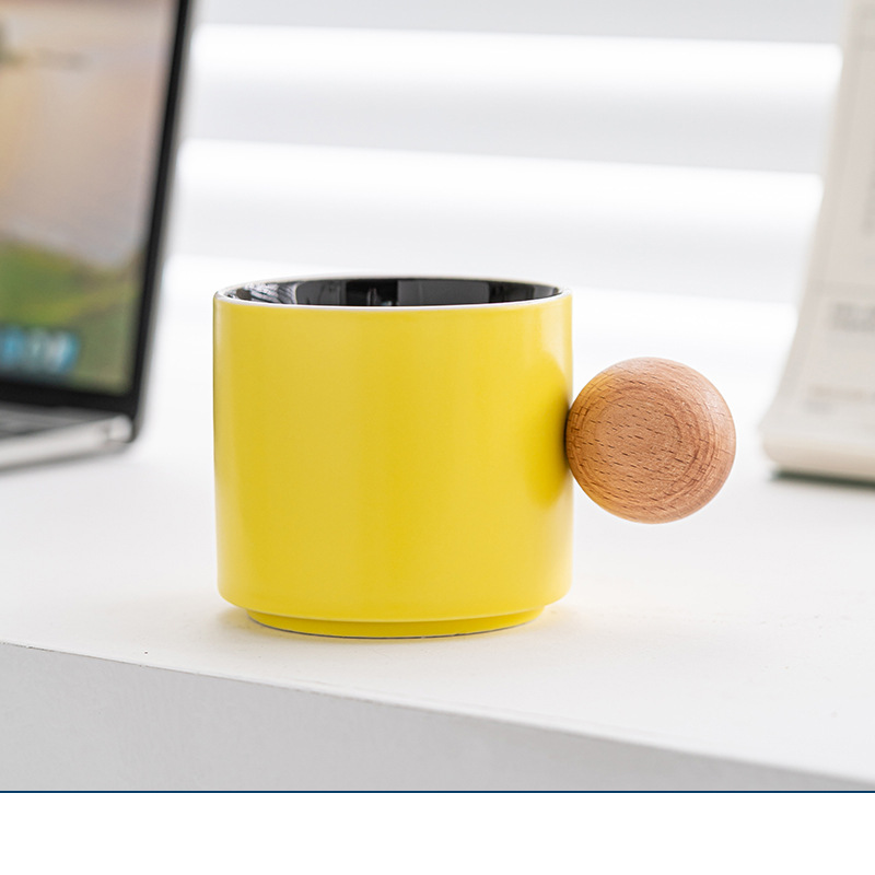 Tasse à café jaune avec support en bois