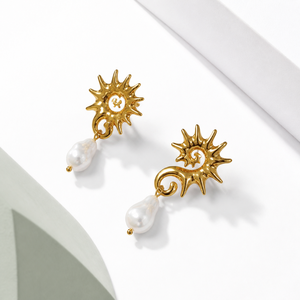 Boucles d'oreilles pendantes en forme de spirale dorée avec perle, en acier inoxydable plaqué or 14 carats sous vide, bijoux sculpturaux et imposants - Product Image 1