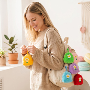 En gros, Mini sac à dos en peluche brodé de fleurs, porte-clés, jolie pochette à monnaie douce motif marguerite, petit sac de rangement pour écouteurs, cadeaux pour filles - Product Image 6