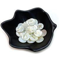 Pendentif en forme de pièce de monnaie gravée en or avec lettre de l'alphabet A-Z en nacre naturelle de 15 mm, idéal pour la fabrication de bijoux DIY, cadeau
