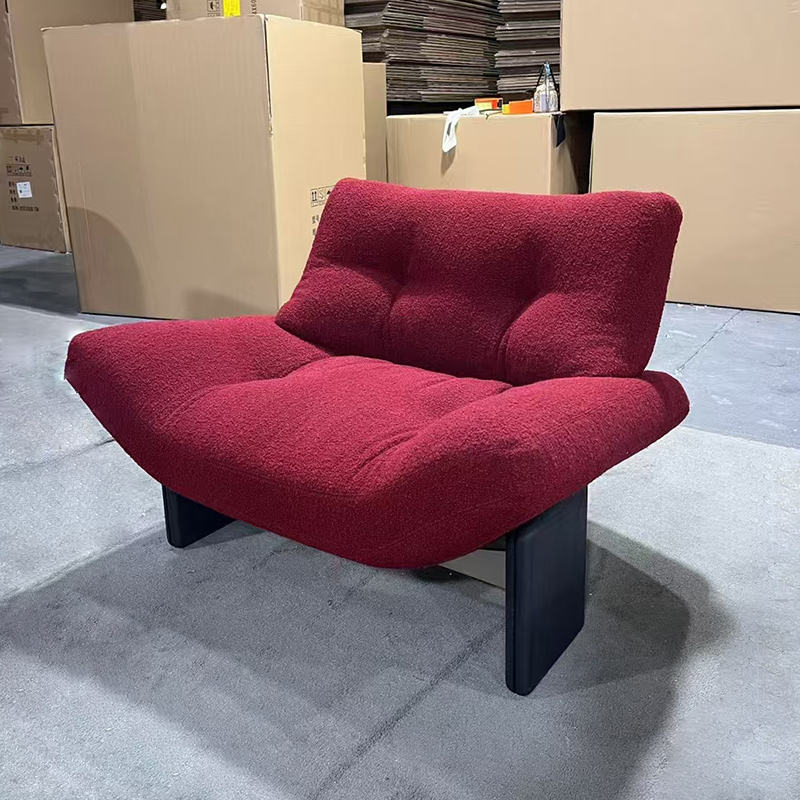 Chaise individuelle avec pieds en bois massif - tissu bouclé rouge vif.