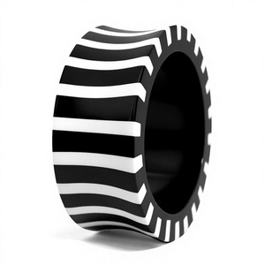 Brazalete de Resina Geométrico Vintage Moderno en Blanco y Negro, Brazaletes de Aleación Multicolor de Primera Calidad, Joyería Unisex para Mujer - Product Image 1
