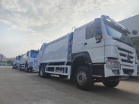 Camion compacteur de déchets Sinotruk Howo 4x2 à pompe manuelle diesel, chargement arrière, pour la collecte des déchets municipaux et l'assainissement
