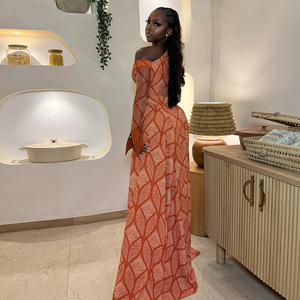 Vestido largo hasta el suelo Amber Altars Orange Ember con un solo hombro descubierto, manga acampanada y líneas gráficas - Product Image 3
