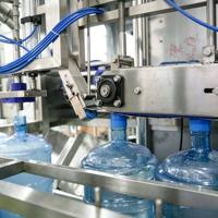 Ligne d'embouteillage d'eau pure entièrement automatique 600BPH pour barils en acier inoxydable de 5 gallons, garantie 2 ans, machine de remplissage d'eau