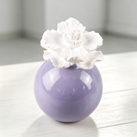 Diffuseur de parfum d'ambiance artisanal en porcelaine et céramique, en forme de fleur, avec pierre d'huile essentielle et bâtonnets en rotin