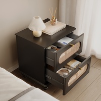 Table de chevet rétro en rotin noir avec 2 tiroirs pour appartement de présentation de projet hôtelier, mobilier de chambre écologique