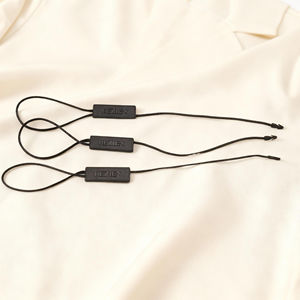 Etiqueta colgante con logotipo en relieve personalizado, etiqueta de sellado de plástico para ropa y bolsos - Product Image 2