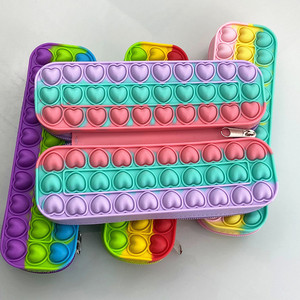 Bolsa de silicona para almacenamiento de juguetes sensoriales, estuche de lápices de colores Pop, bolsa de lápiz de burbujas con corazón - Product Image 4