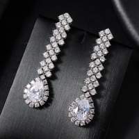 018207 Parure de bijoux de mariée 4 pièces en laiton, zircone cubique en forme de poire, entièrement pavée, comprenant collier, boucles d'oreilles pendantes, bracelet et bague, pour mariage