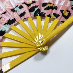 Éventail pliant en plastique de 13 pouces avec impression de logo personnalisé, design classique fait main et son claquement sonore - Product Image 4