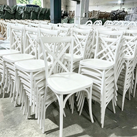 Chaise empilable blanche en résine PP pour événements, banquets et mariages