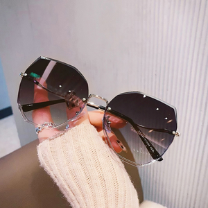 Gafas de Sol Nuevas Primavera 2024, Montura Poligonal Retro sin Aro, Lentes con Corte, Protección UV400, Gafas de Sol de Lujo Ligero para Mujer - Product Image 1