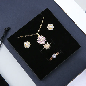 Caja de Cartón Negra Sólida Contemporánea A1, Estilo Cajón para Joyería, Elegante Estuche Protector para Collares y Pulseras - Product Image 4