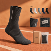 Chaussettes de course respirantes à rayures discrètes réfléchissantes en charbon, avec maille athlétique ventilée, gestion de l'humidité et maintien du talon plat