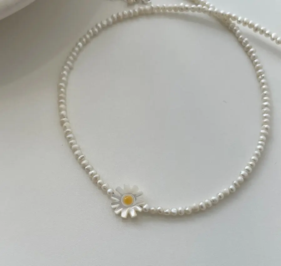 VIANRLA Daisy Pearl Beaded Necklace Dainty Freshwater Pearl Choker Necklace Floral Jewelry Stackable Necklace